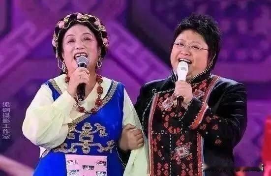 韩红这辈子，活的拧巴，太拧巴!

活的拧巴其一:
亲爸早早走了，还不跟着亲妈过，