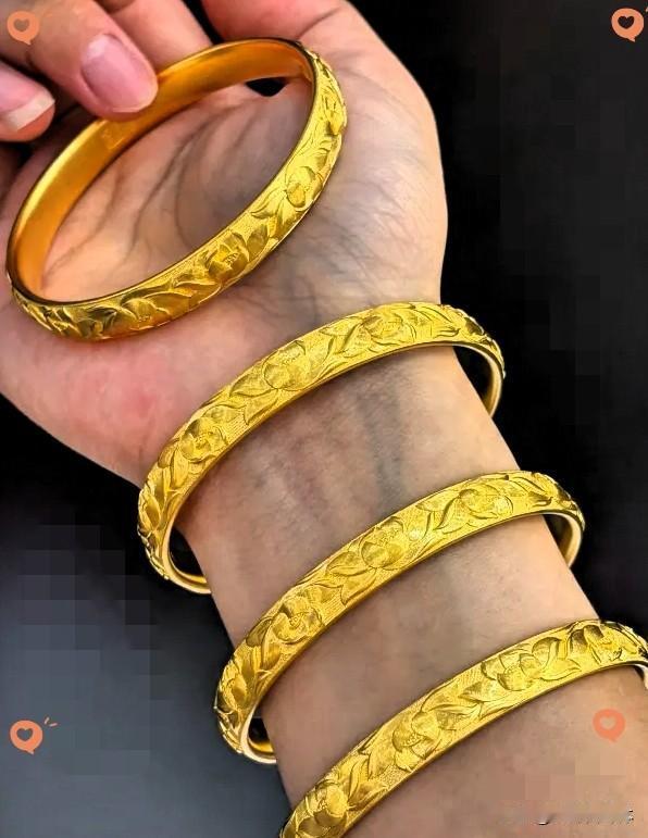 今天的金价，
看得人血压忍不住飙升，
7月28日，金价从888一克跌到了881，