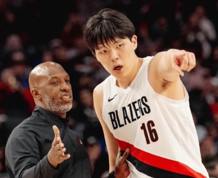 杨瀚森犯规频率高，主要是作为一个20岁的国际球员，尚未适应NBA的节奏，跟巴特尔