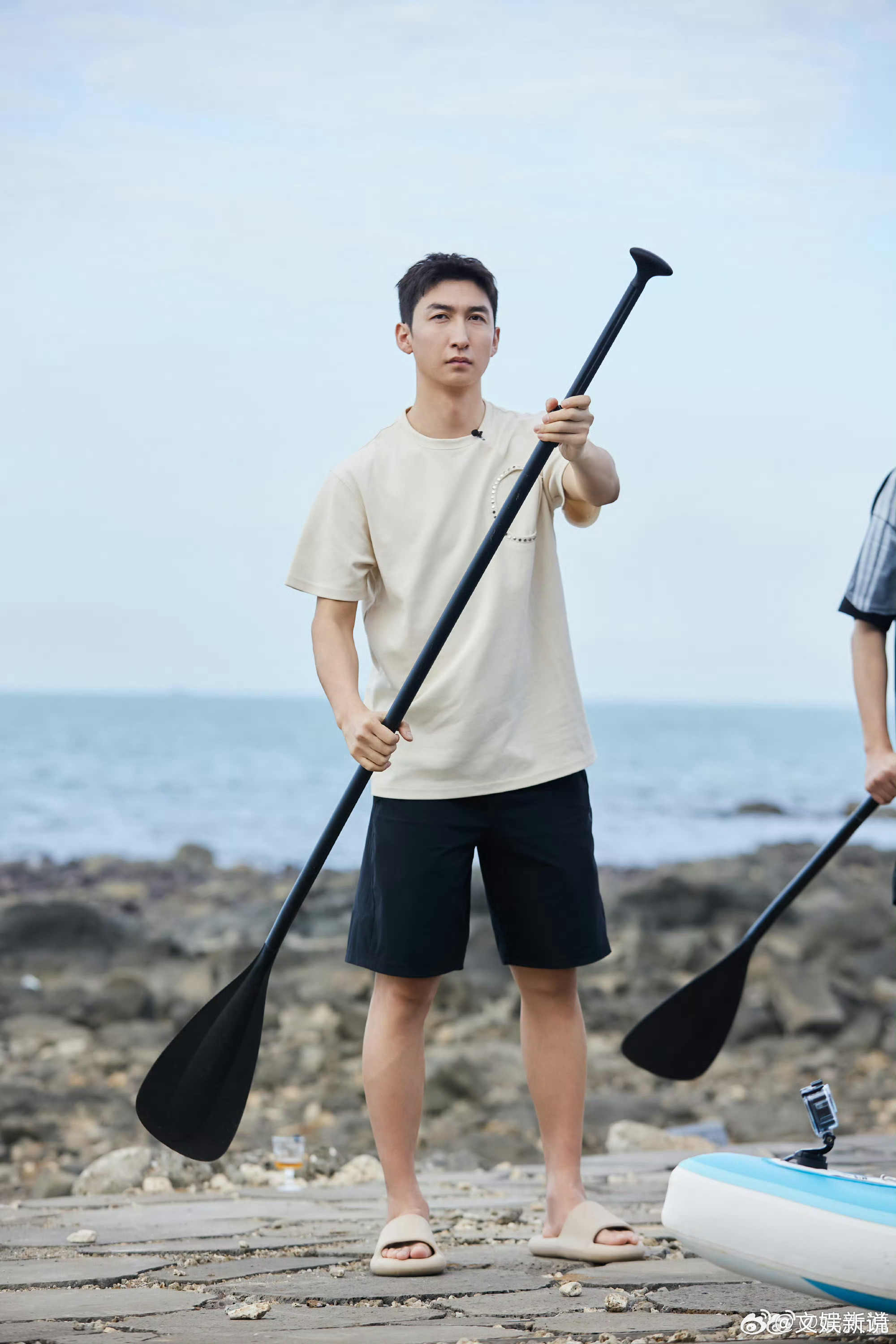 武大靖划船梦回跑男龙舟赛 当年跑男中拼到极致的龙舟团战，如今轻松上手的水上慢时光