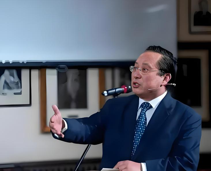 高志凯表示国内一些“精英”群体，由于其核心利益与海外深度绑定（子女教育、家庭资产