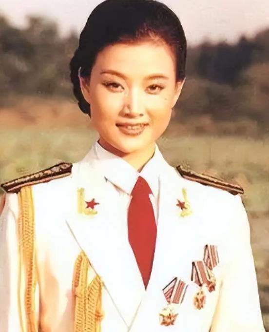 1996年，大红大紫的歌唱家宋祖英竟然硬生生亲手把年仅18岁、长相十分漂亮水灵的