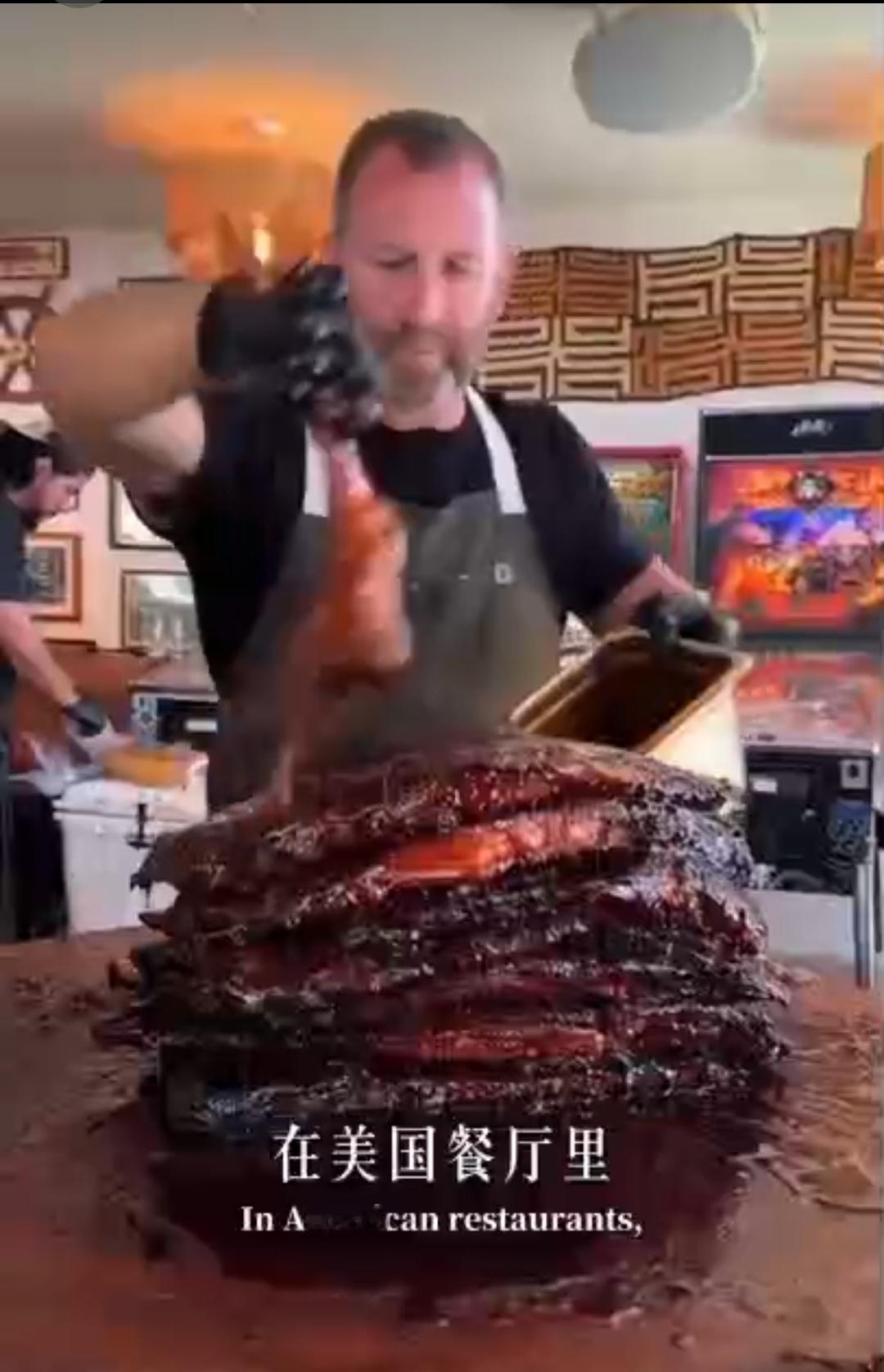 美国是最浪费食物的国家：每天都扔掉大量当天没有卖完的现制食品，临期食品。你随便在