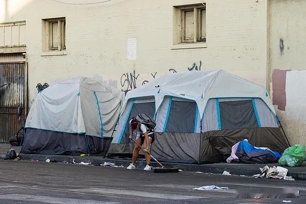 美媒紧盯“斩杀线”出圈：美国人的生存底线，还在一个劲往上挪
 
最近，“斩杀线”