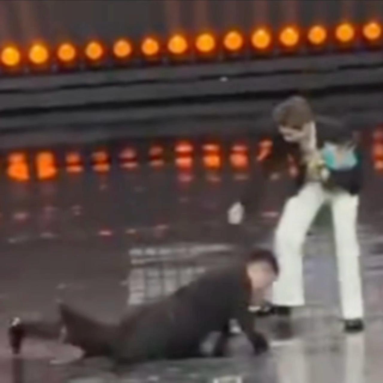 每年微博之夜也就是给各家粉丝看的，我们路人是不会看的，所以错过了两个大笑点：一个