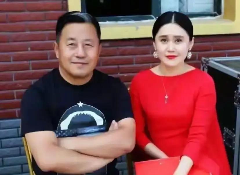 前妻给现任夹菜，现任跟前妻一起带娃，这场景你敢信吗
这事就发生在《乡村爱情》里演