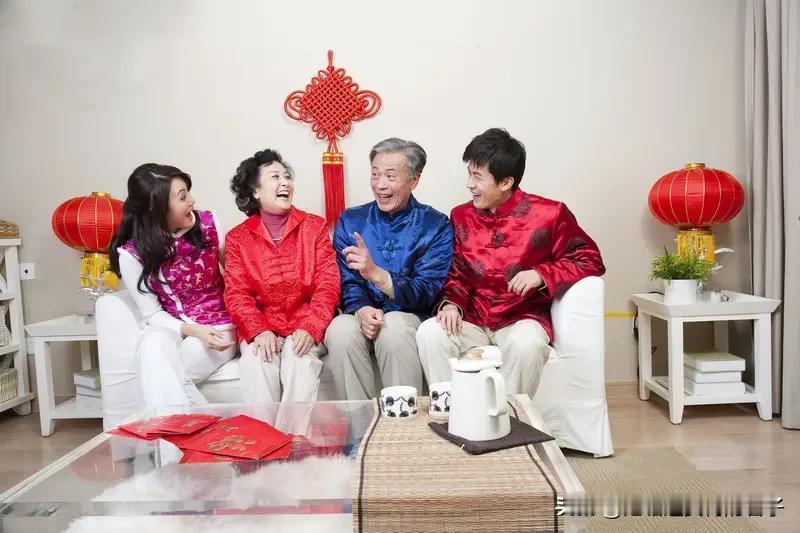 看到“千家笑语贺新年”求上联，我脑海里瞬间蹦出“万户欢歌辞旧岁”。
过年时，那热