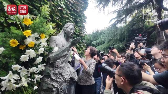 【#张纯如妈妈为女儿雕像系上鸢尾丝巾##86岁的张纯如妈妈来看女儿了#】今天，在侵华日军南京大屠杀遇
