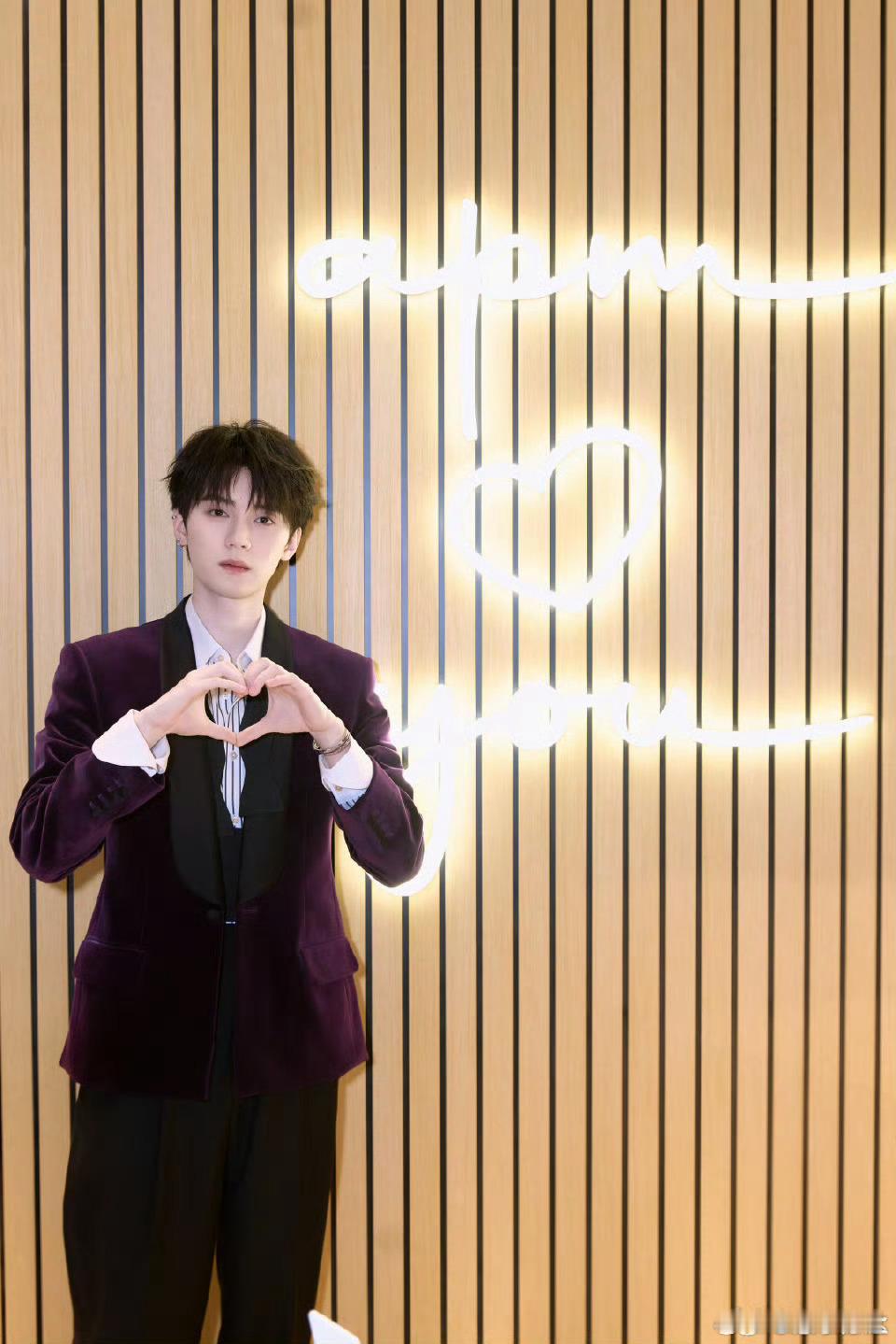 周翊然突然飞吻饭撒杭州嘉里中心偶遇周翊然营业，丝绒西装叠戴APM粉色摩斯密码珠宝