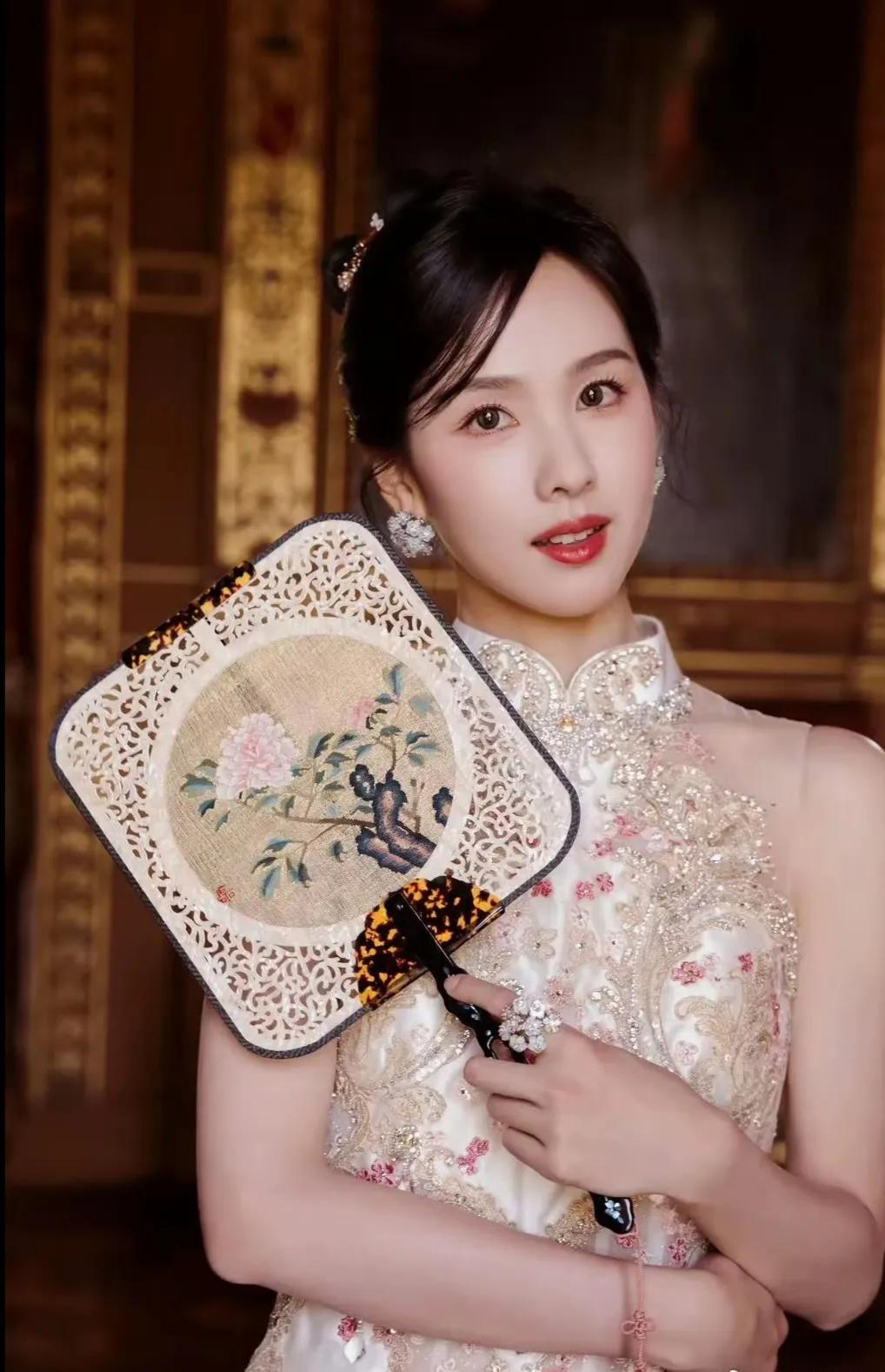 陈都灵这身中式旗袍装扮，完美展现了东方女性温婉知性柔美的气质！手上的方扇古香古色