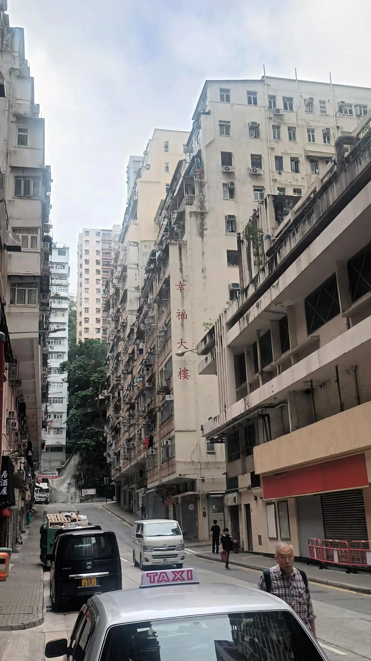 港岛北角横街窄巷里有一座幸福大厦在內娛网络走红，是因为大厦命名符合亟待幸福抚慰的