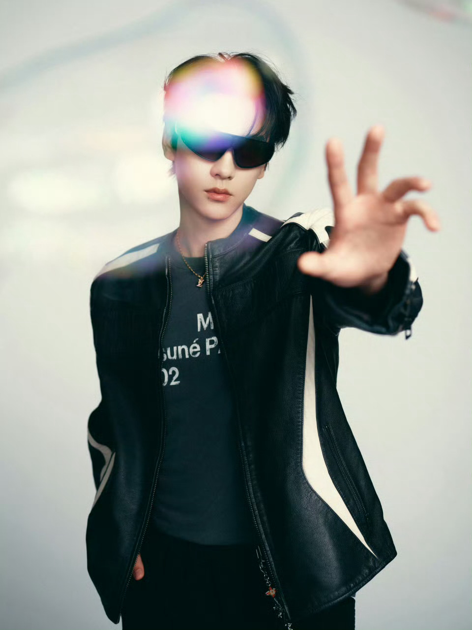 田栩宁全新直播活动造型🈶 Diesel 2026春夏撞色拼接外套搭配LV项链有