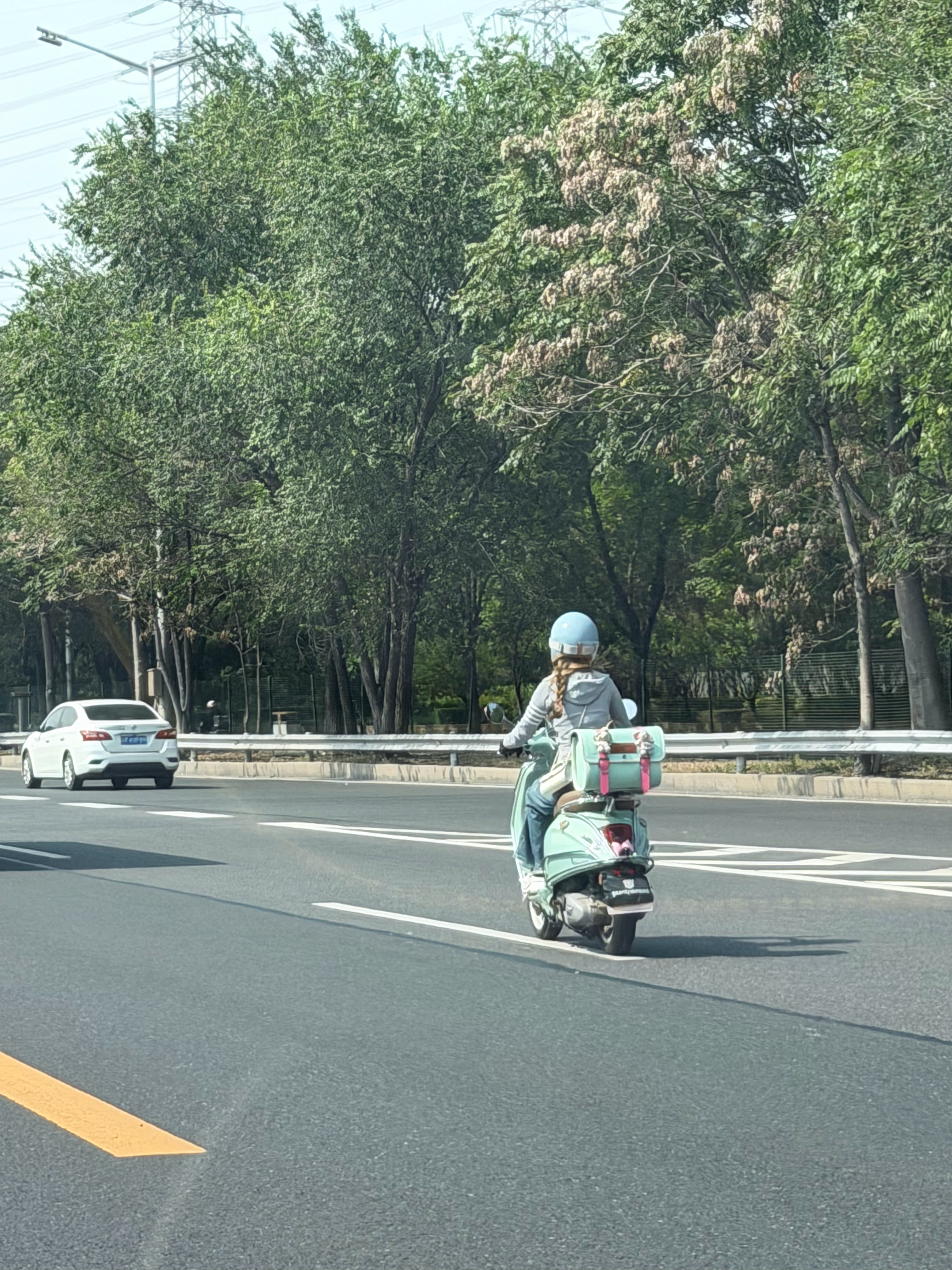 深夜发问：现在这种没牌子的电驴可以上高速吗？和别的车子万一出了事儿现在咋算？ ​