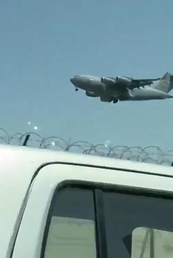 4月19日，美军一架C-17战略运输机降落在巴基斯坦努尔·汗空军基地，随机带来美