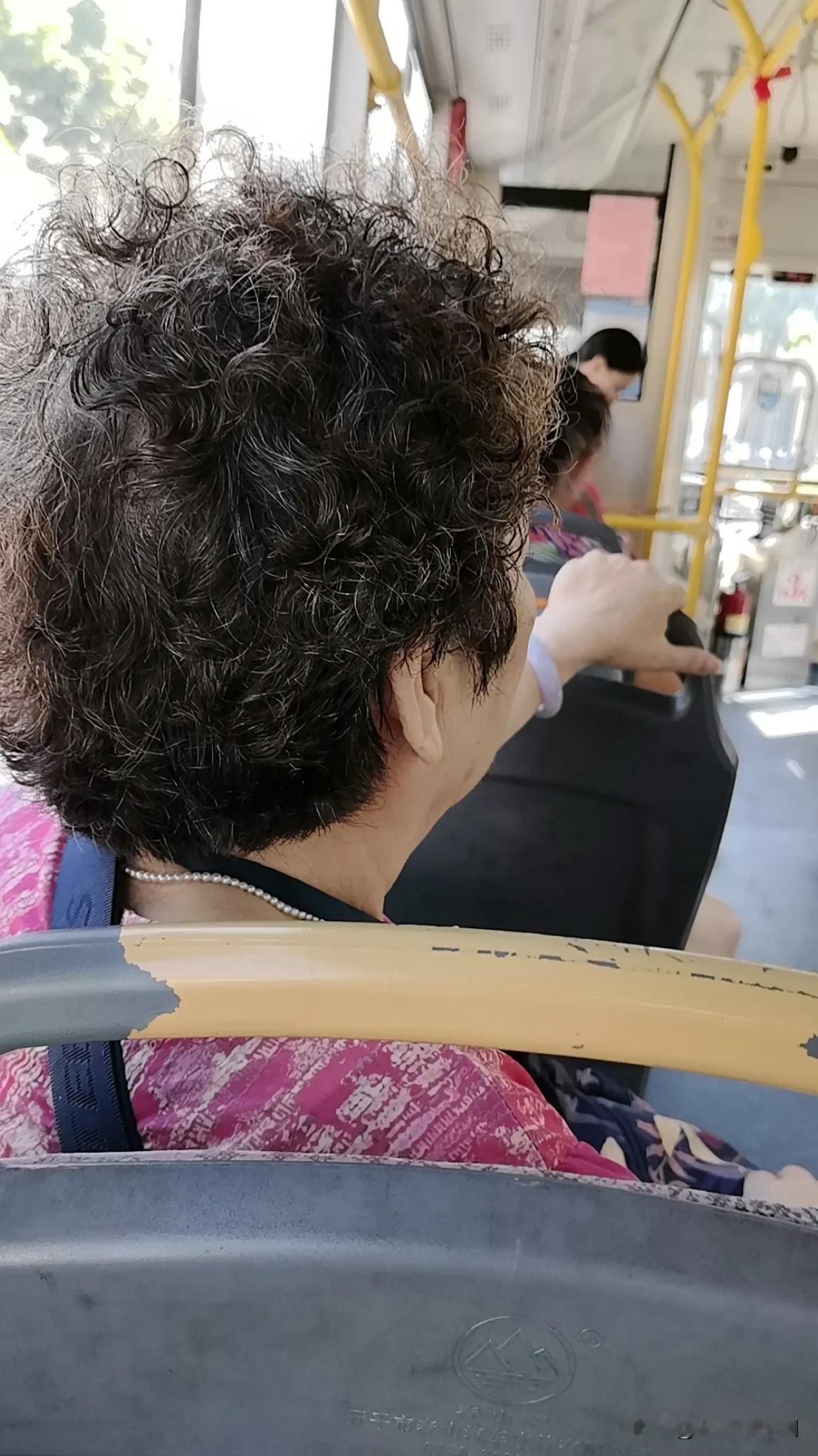 广州人不崇洋不媚外

有一次我坐公交车的时候，刚好在座位前碰到一位大姐。真正的名