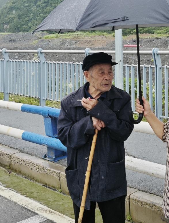 鲐背之人，我们让他少抽点烟，他却总是烟不离手。