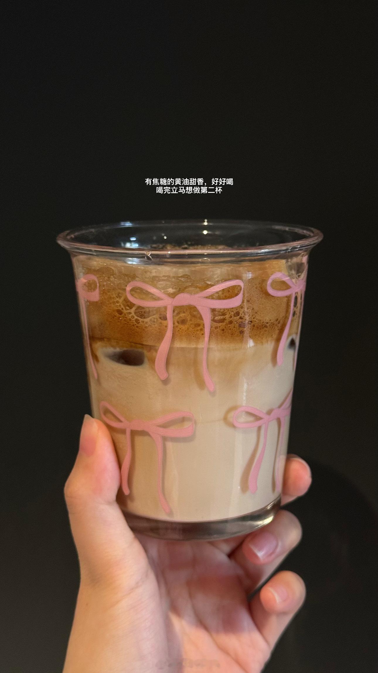 借鉴粤食的方子做的焦糖盐拿铁美味呀˘ᵕ˘☕️ 