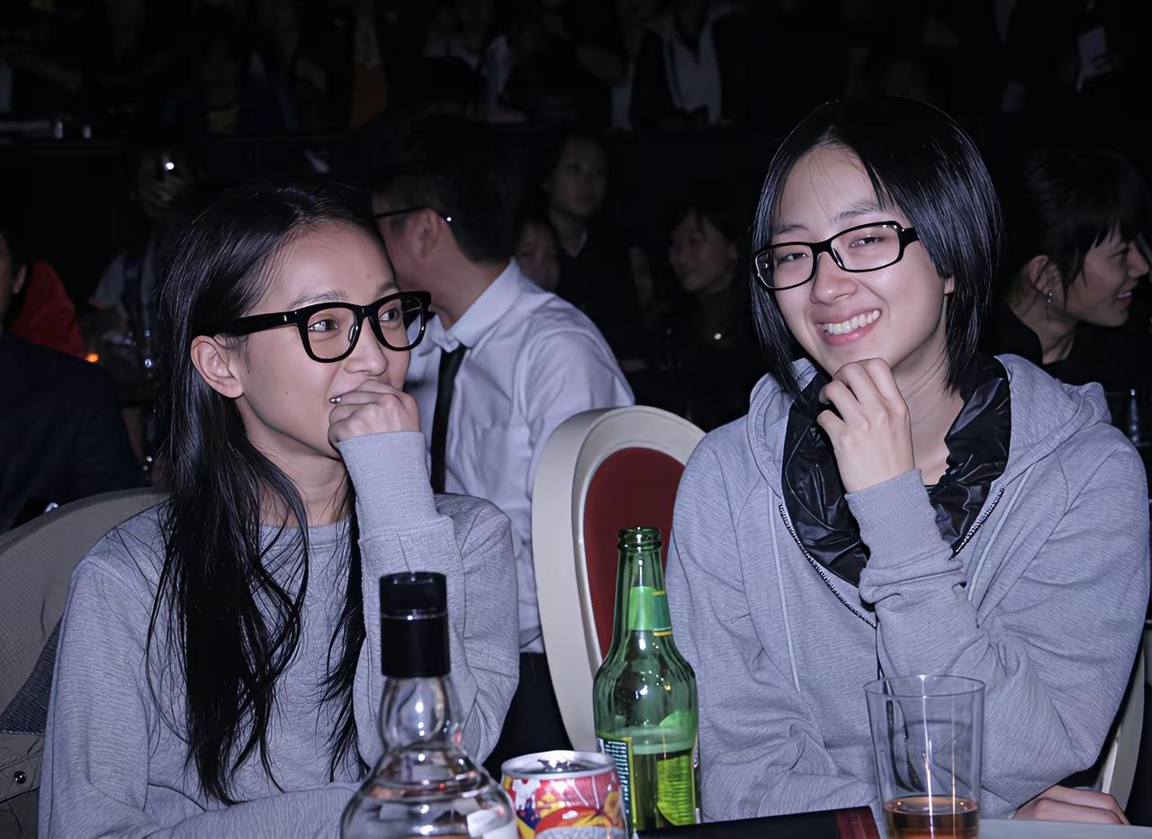 纯素颜，戴眼镜的周迅和桂纶镁
周迅桂纶镁坐在一起，纯素颜，戴着同款眼镜，穿着同款