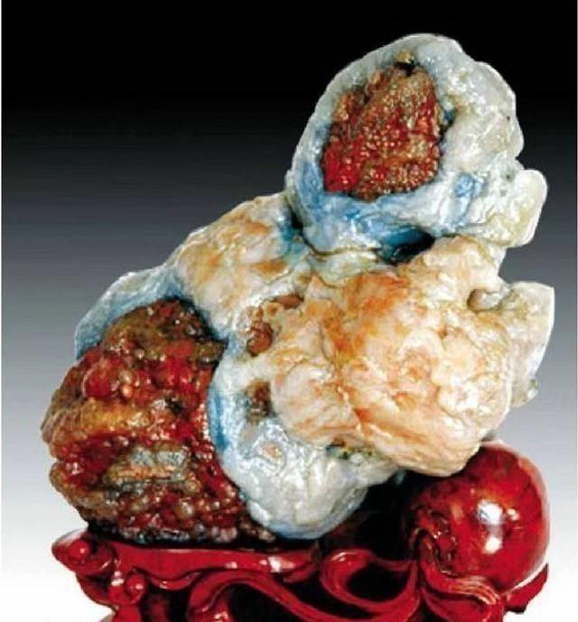 1993年，一牧民答应将一块拴羊的石头5万元卖给一广东人。谁料，正要交易时，牧民