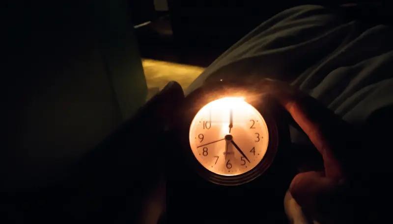 半夜醒来别下意识看时间！多数人都中招，越看越失眠
 
不少人深夜惊醒后，第一反应