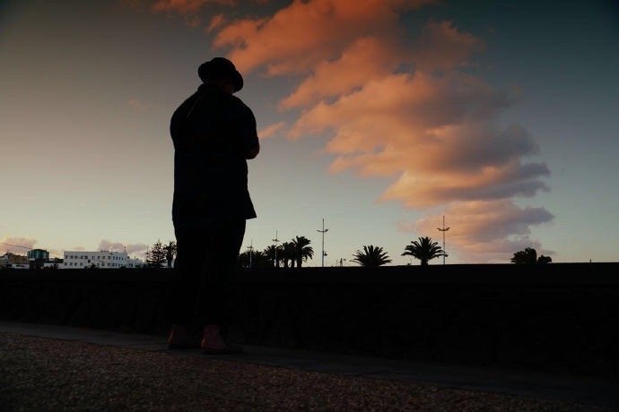 世界孤立我，任它奚落，我只保持我的沉默，明白什么才是好的坏的。 —— 陈粒《走马