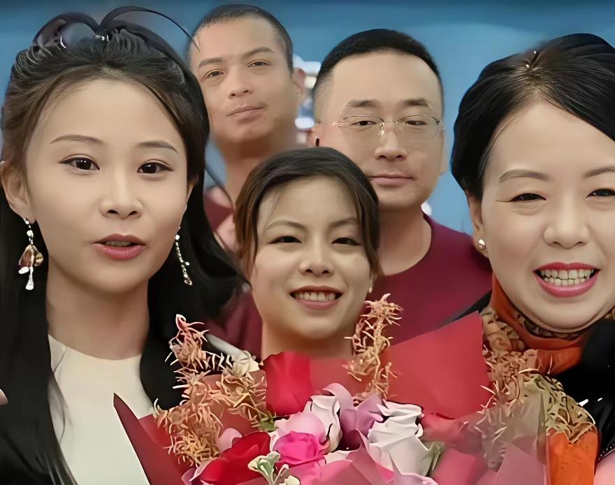 多么温馨、美好又幸福的画面！
一家人相聚在一起，一张张合照记录下温馨的日常，每个
