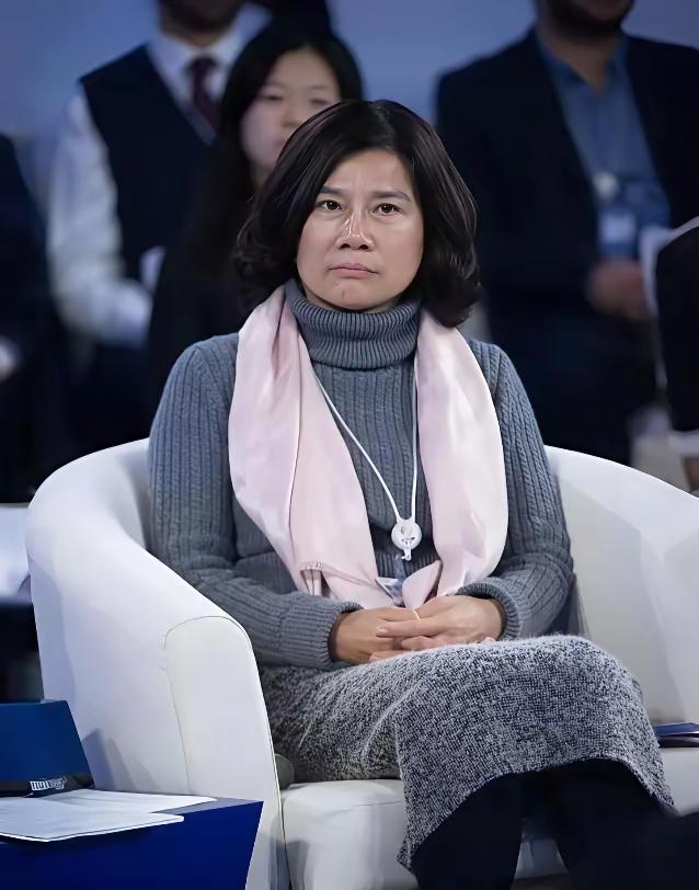据说董明珠身上穿的这件毛衣还没围巾贵呢？不知道围巾多少钱一条？