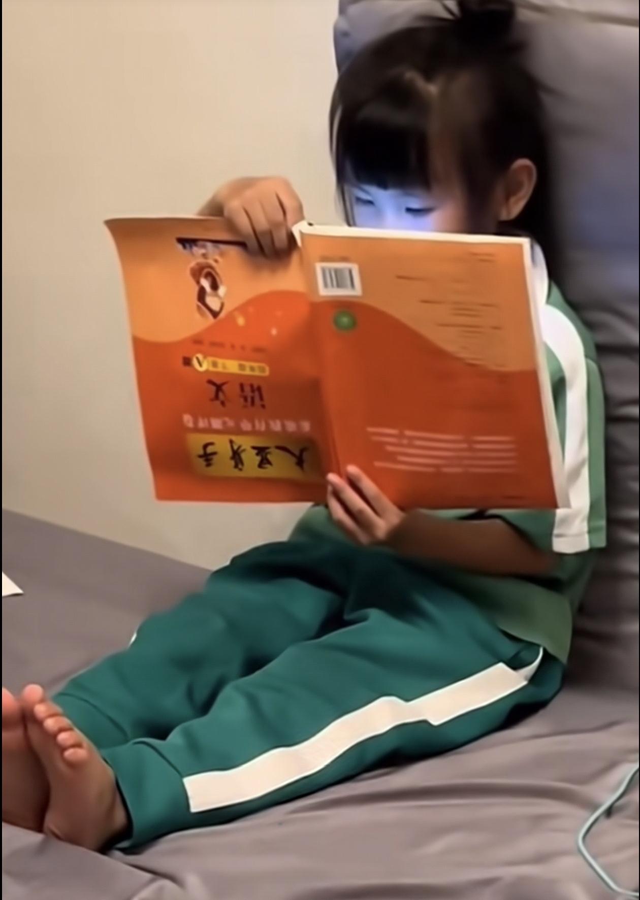 现在小孩真难伺候，不让玩手机就哭，让她玩手机能玩三四个小时，刚说去看书了，又在偷