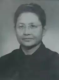 1949年，76岁的军阀李德全强娶了19岁的逃难女学生周秀英。
 
1949年的