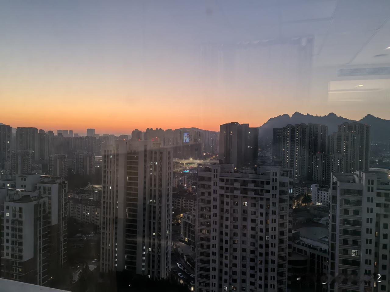 此时，虽然太阳还没出来，正躲在浮山山脉的后面，但是它的光芒，已经给蜿蜒曲折的浮山