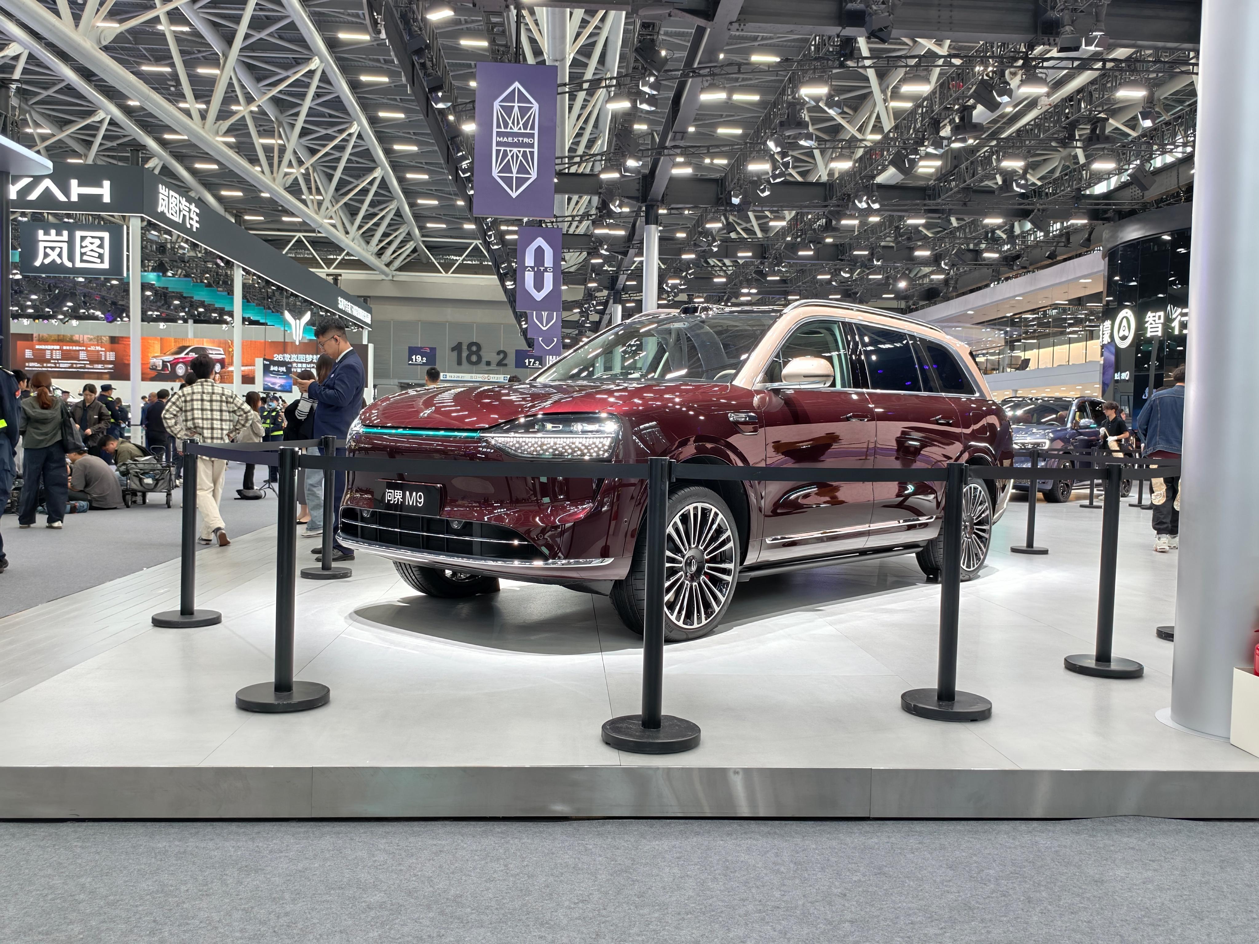 鸿蒙智行这个展台也太大了…感觉仅次于东道主广汽和比亚迪了，半个馆除了宁德就是鸿蒙