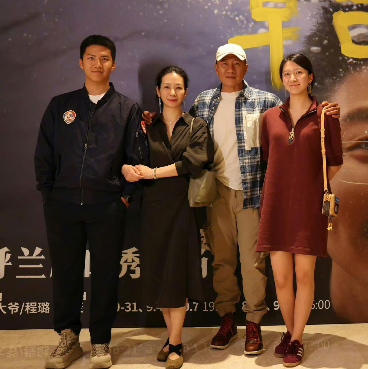 胡军：康康，九儿，你们俩这身高都超过我和你妈了，走在街上别人还以为你们是我哥和我