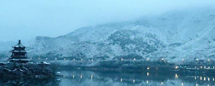 今早的北京，雪如约而至，薄薄一层，刚好盖住昨夜的梦。❄️一觉醒来北京雪景上线 北
