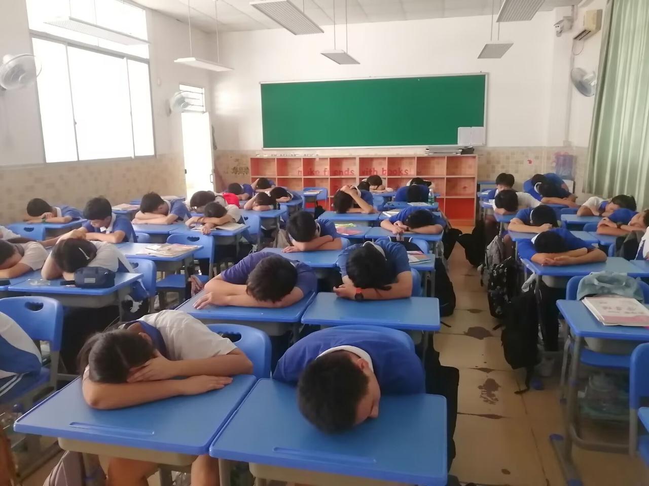 必须让学生走出教室，严查挤占学生体育课行为！在2026年，教育部将进一步加强这方