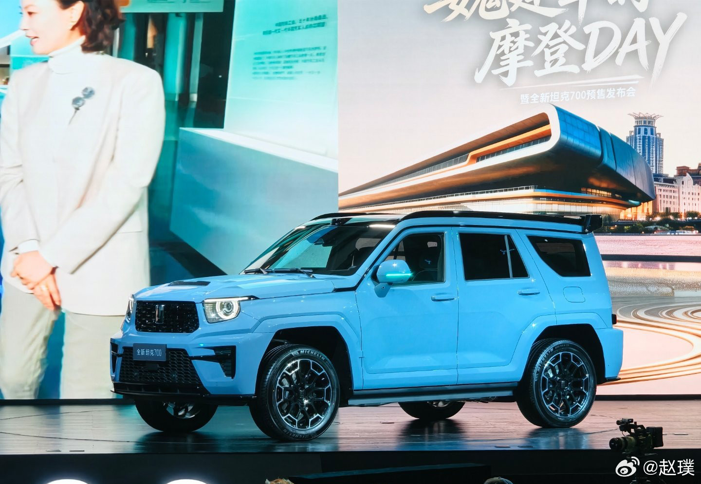 全新坦克700的预售价来了，3个车款，预售价为43.8-51.8万元。内饰全面焕