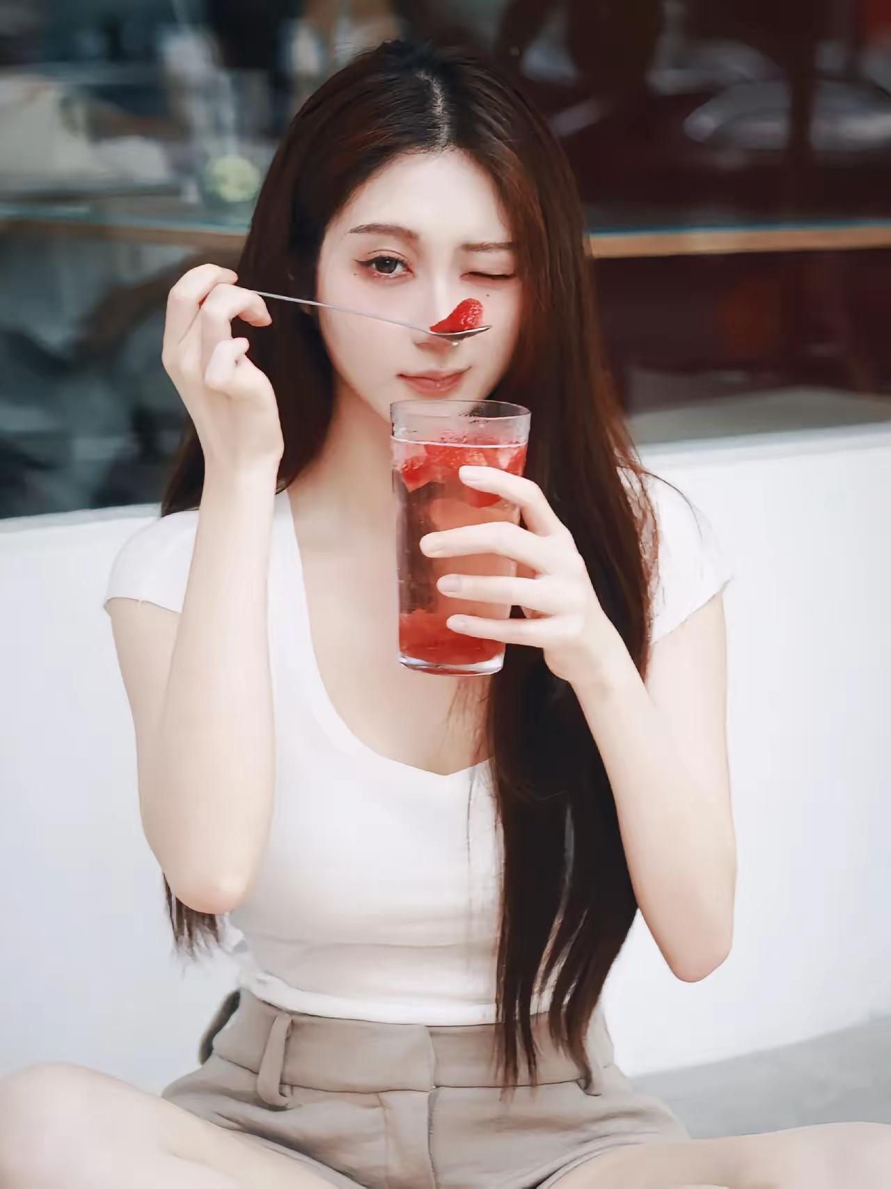 夏日清凉饮品，一口冰爽，一口甜蜜！🍹🍓