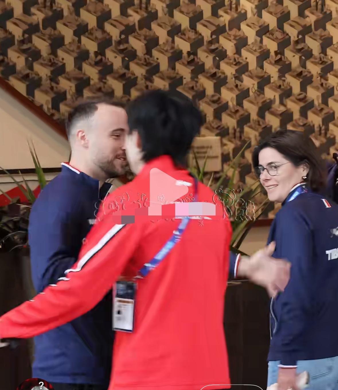 王楚钦下训后遇到“熟人”西蒙高茨，两个人很热情的打招呼🙋！
4月29日，国乒到