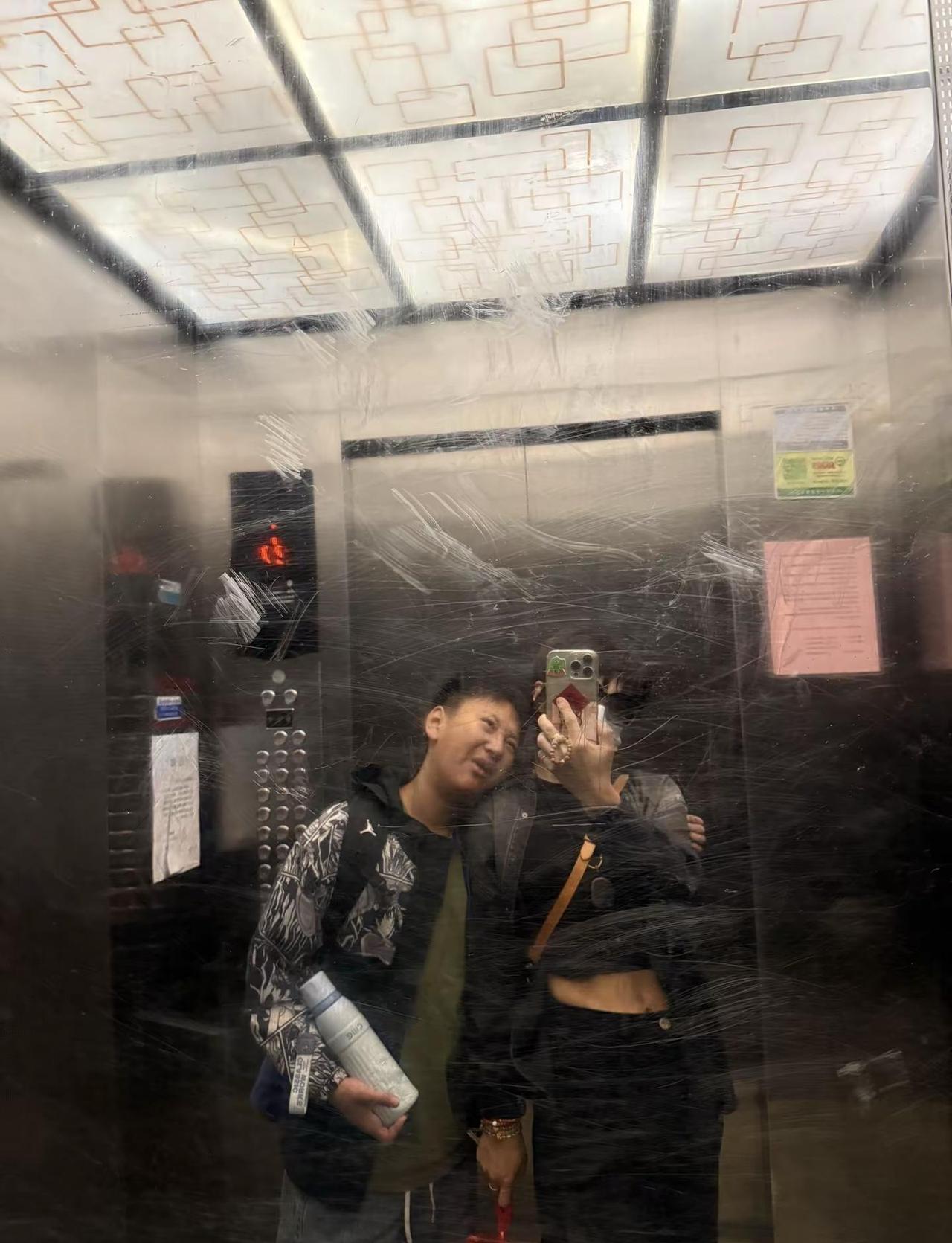 想不到吧，小情人儿12岁而已。🥳电梯随拍ootd 保持好身材 电梯自拍 做个强