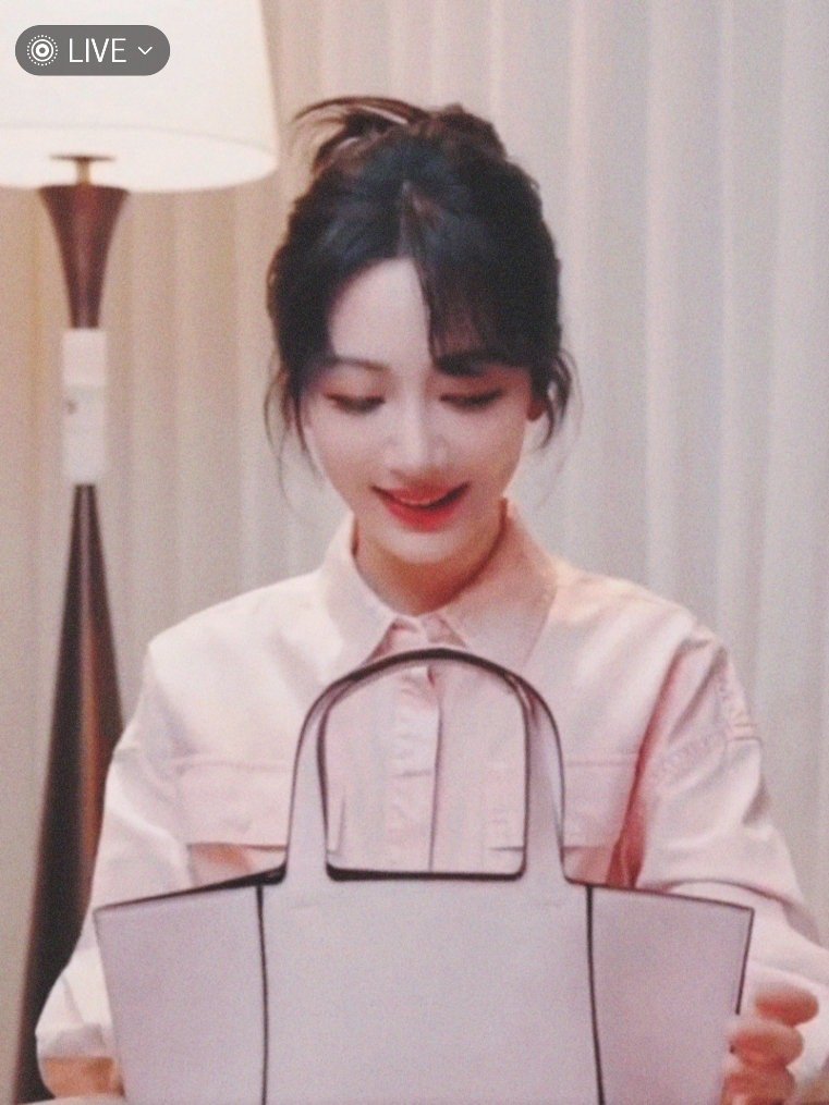 杨紫抱小狗好可爱啊啊啊啊啊啊[哇] 