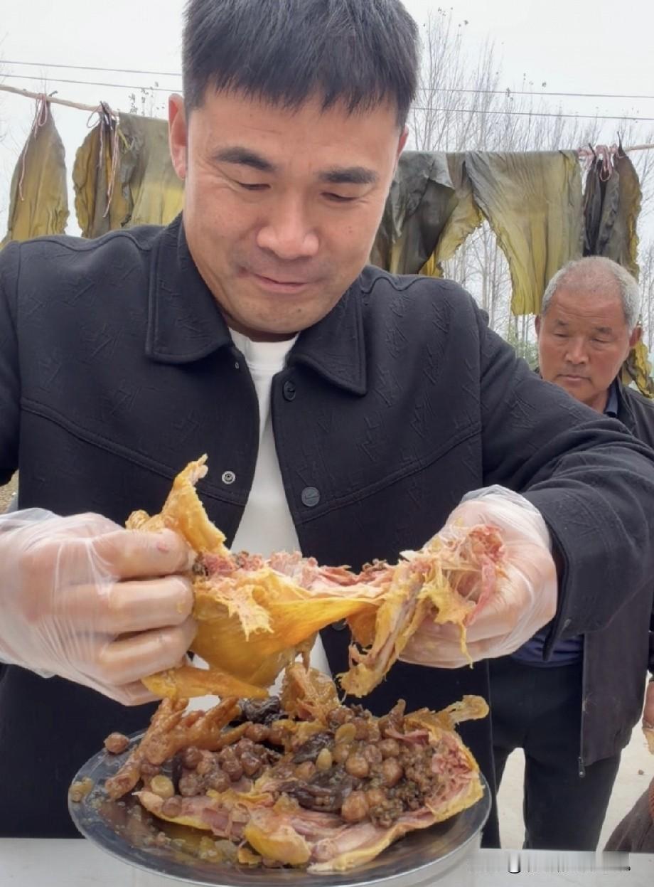小趣事！
    半熟在 李佳的直播间里就开始展示 他的椒麻鸡。这椒嘛鸡的鸡皮，