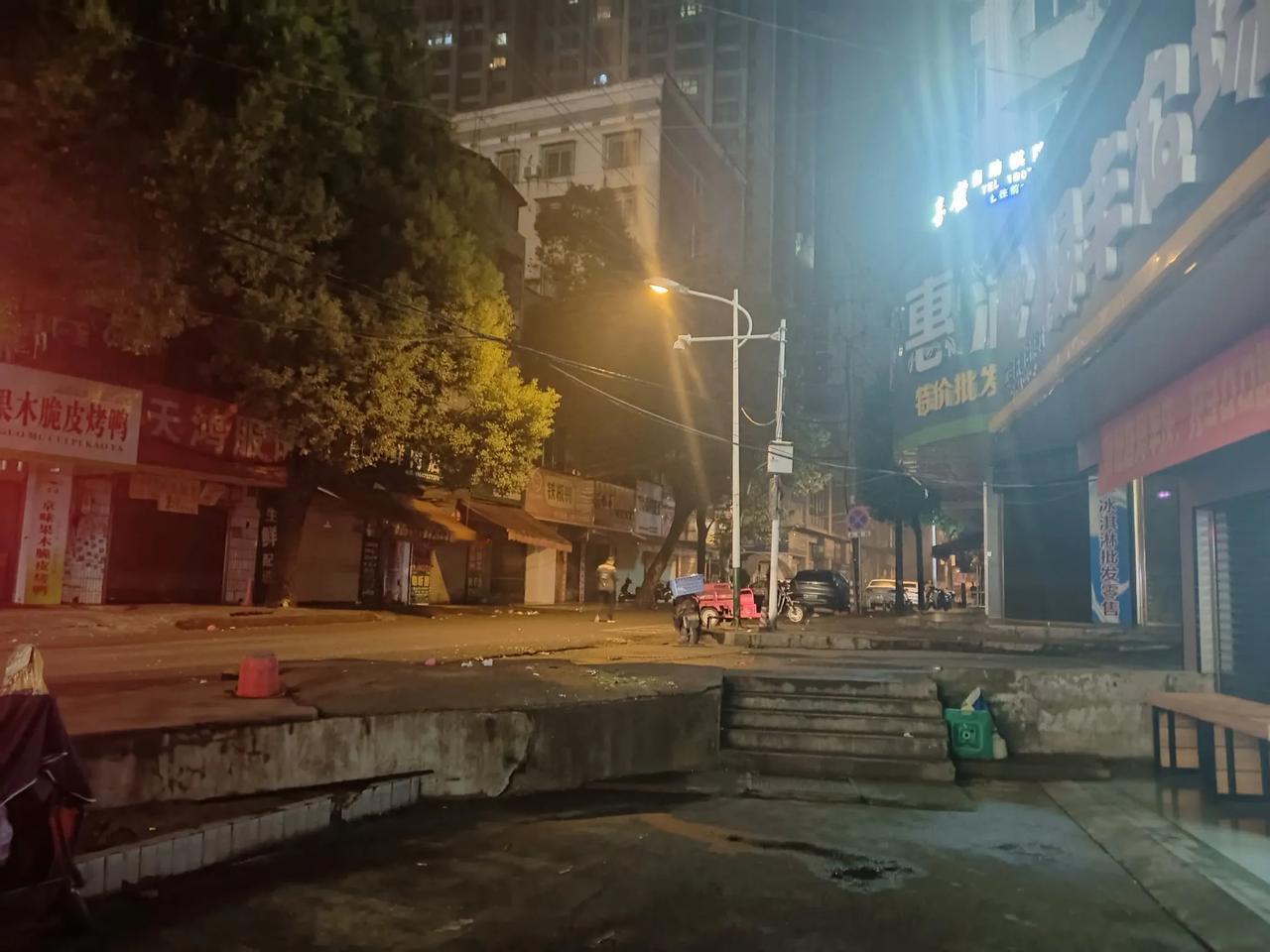 离开板塘铺这个地方大概有十二三天的时间，回来之后，还是这个样子，原来的房子还是原