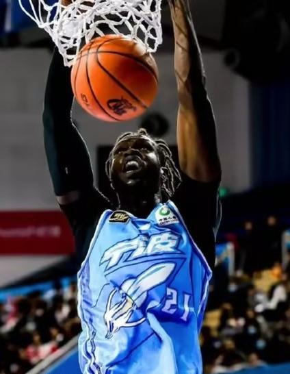 33分17篮板悍将加盟北京男篮，等待曾凡博归来，4外援超级阵容助北京男篮冲冠。