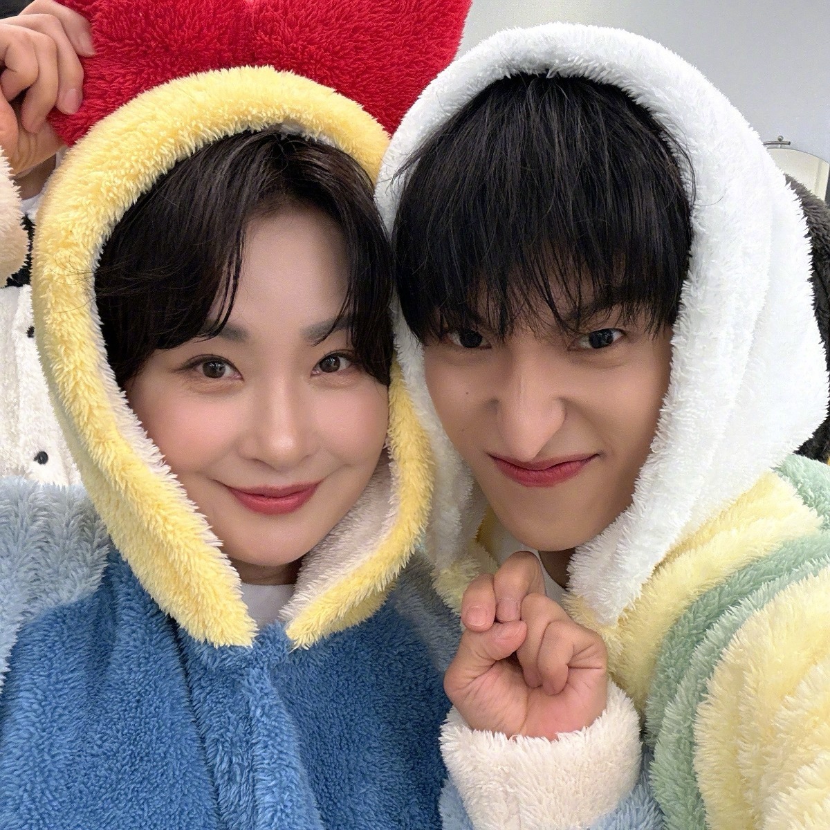 【Theqoo】让粉丝们都很震惊的SEVENTEEN DK&妈妈双人自拍.jpg