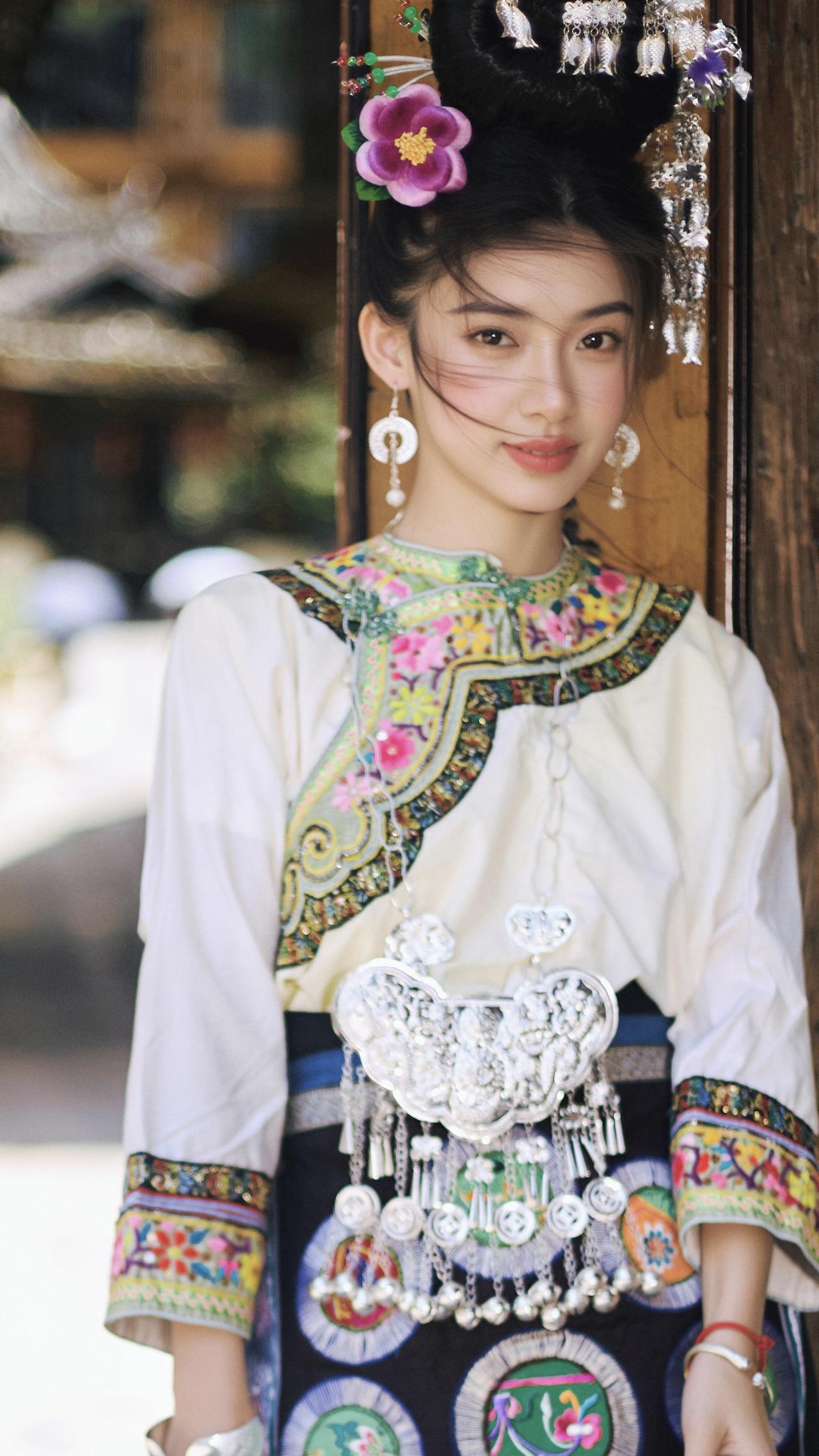 那些传统文化，是前人留给我们的审美财富。特别是民族服饰，很多都融入了一片区域，一