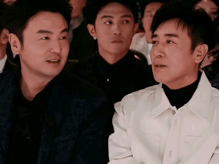 谁能想得到啊，雷佳音也这么八卦！而且一旦进入八卦模式，还眉飞色舞，一脸享受！

