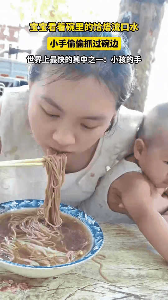 千万别低估人类幼崽的反应速度！趁妈妈吃面分心，小手突袭一气呵成！

不知道大家有