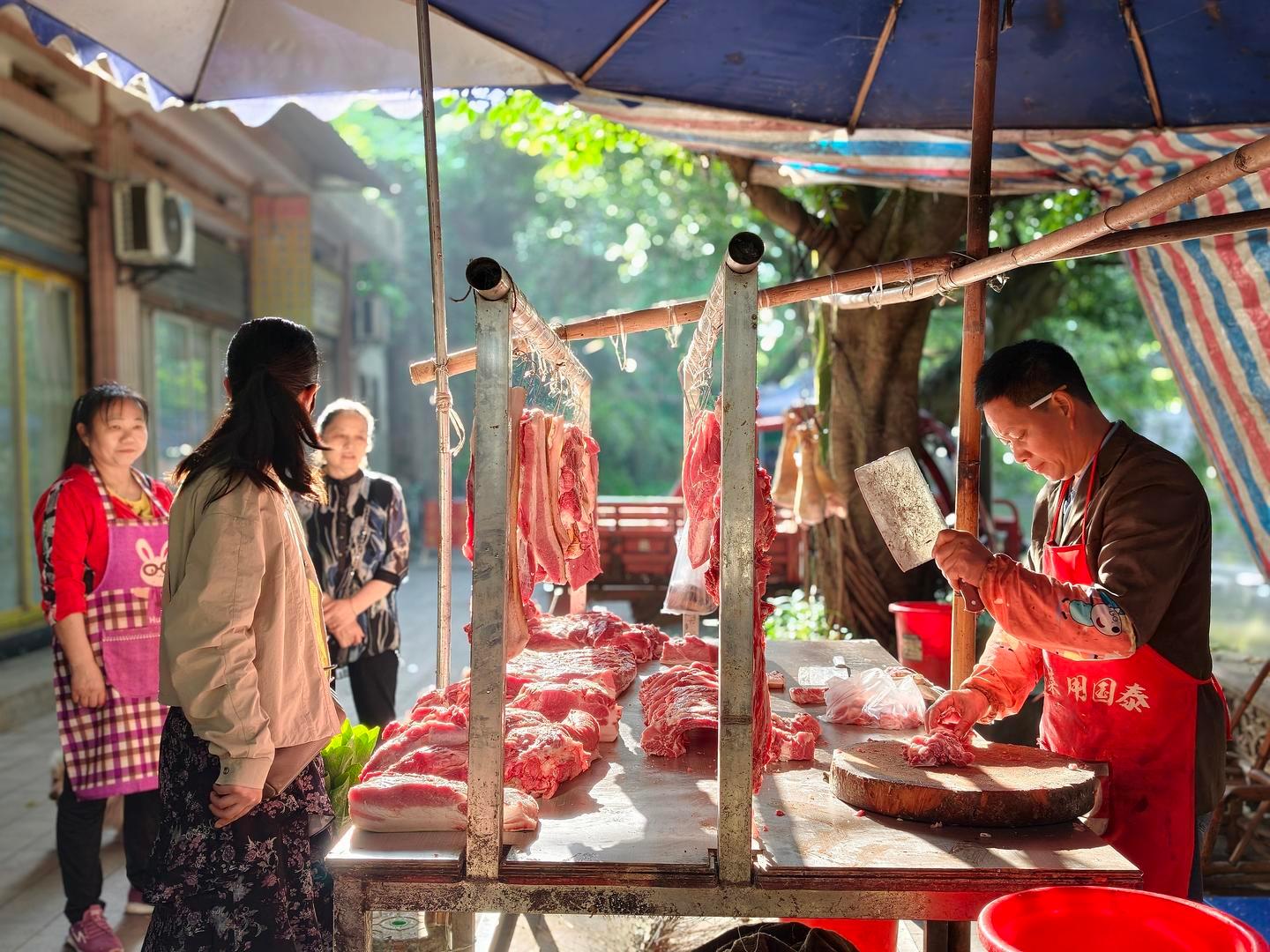 【#连跌10周猪价反弹了# 】近期猪价仍在低位运行。记者4月21日在北京丰台区某