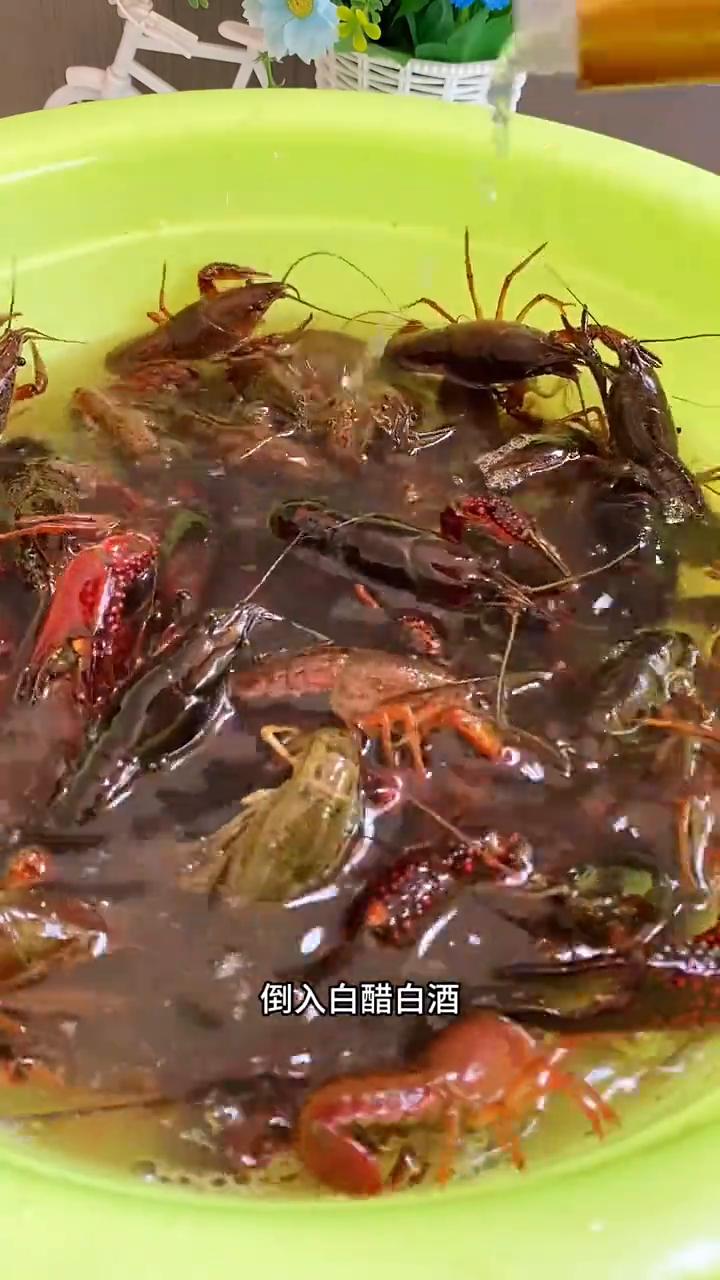 龙虾这样清洗简单又方便。
龙虾就这样洗：清水淹没龙虾，撒一勺食盐，倒入白醋、白酒