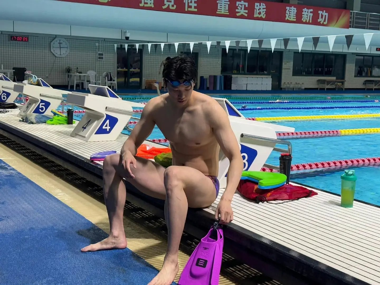 还有人记得汪顺是运动员吗😂他真的不进娱乐圈 几个泳男丝丝也别在生粉帖子里浑水摸