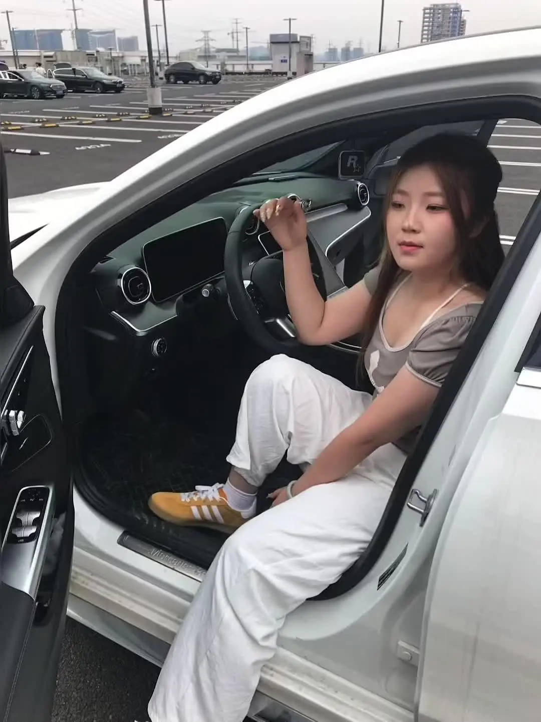 出了社会才发现 一辆奔驰C确实很普通，但一个对于普通家庭的小镇女孩来说...